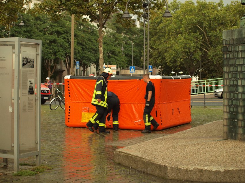 2 Denkmalkletterer hielten Feuerwehr und Polizei in Trapp Koeln Heumarkt P216.JPG